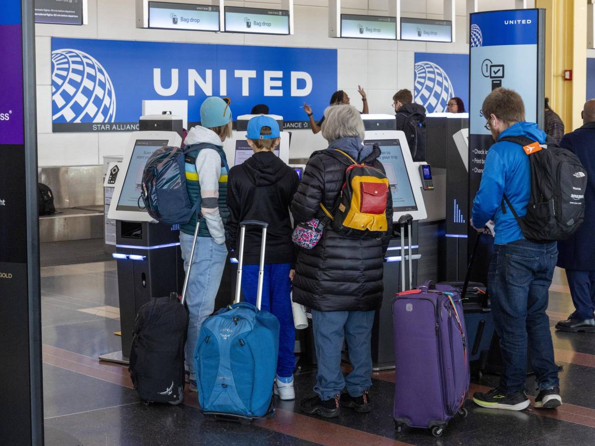 Caos shutdown negli Usa, quasi 800 voli cancellati: cosa accade Caos shutdown negli Usa, quasi 800 voli cancellati: cosa accade