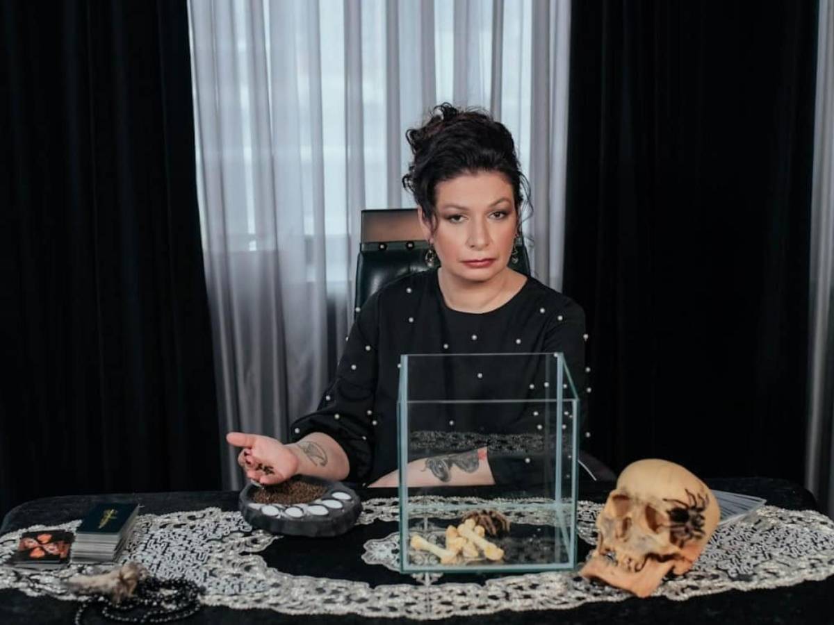 La "strega di Putin" finisce in cella: chi è Alyona Polyn La "strega di Putin" finisce in cella: chi è Alyona Polyn