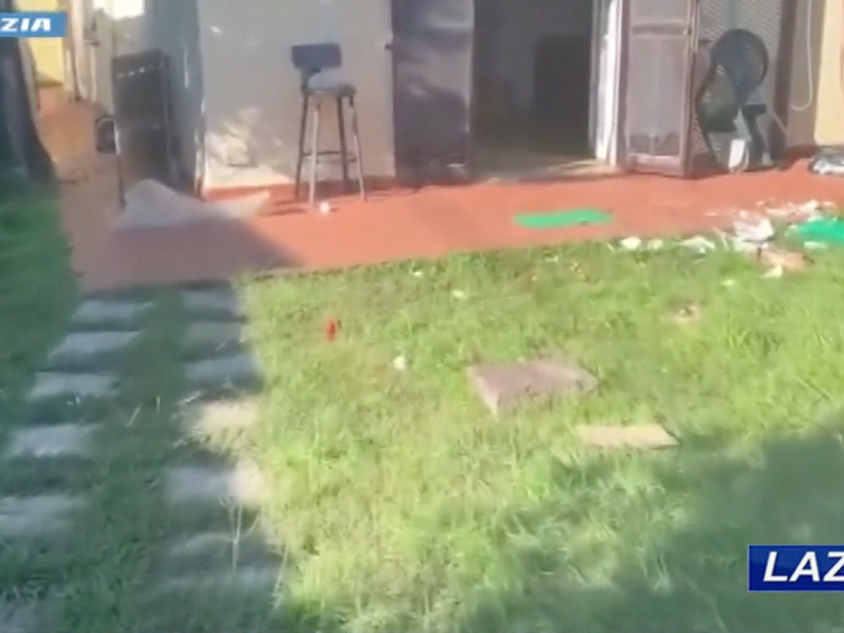 Abusivo sgomberato da una casa di Fondi. Meloni: "Norme di buon senso danno i primi risultati" Abusivo sgomberato da una casa di Fondi. Meloni: "Norme di buon senso danno i primi risultati"