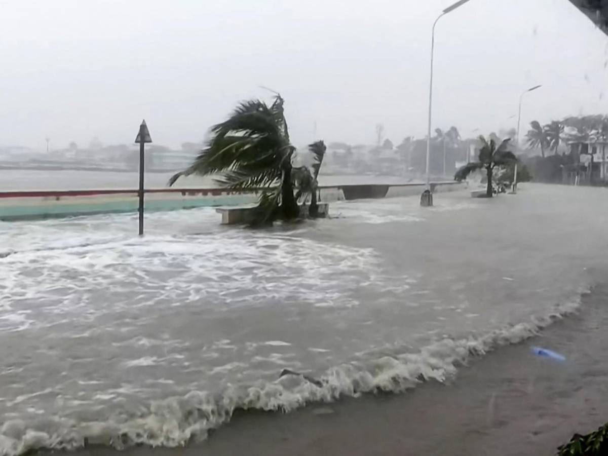 Paura nelle Filippine per il super tifone: venti a 235 Km/h, evacuazione di massa