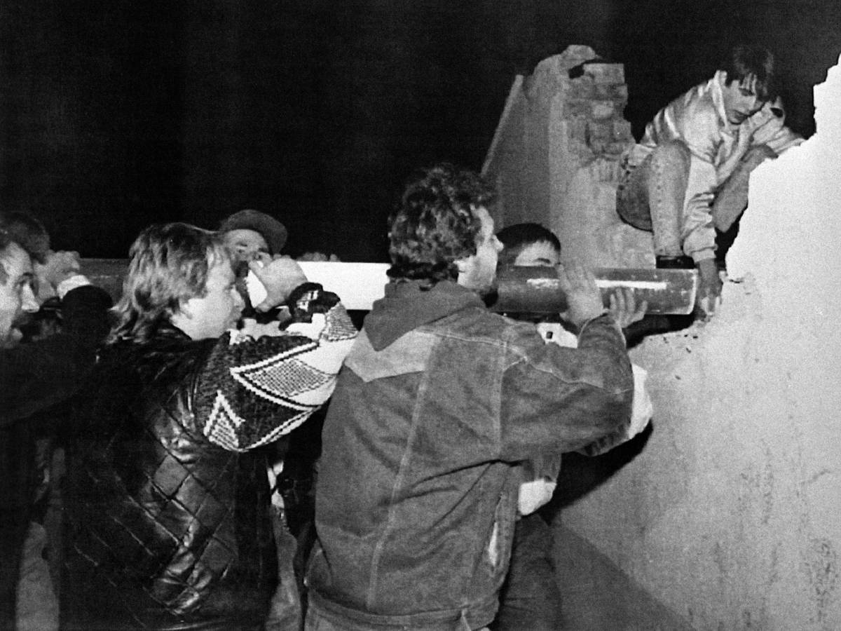 diedero inizio a una nuova alba meloni ricorda l anniversario della caduta del muro di berlino