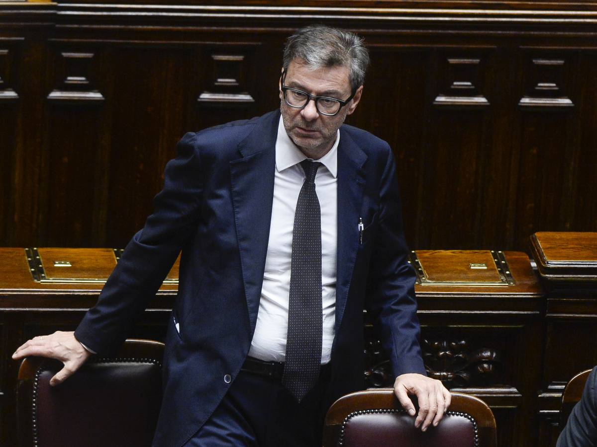 Giorgetti: "Sulla manovra massacrati da chi può farlo. Chi guadagna duemila euro non è ricco"