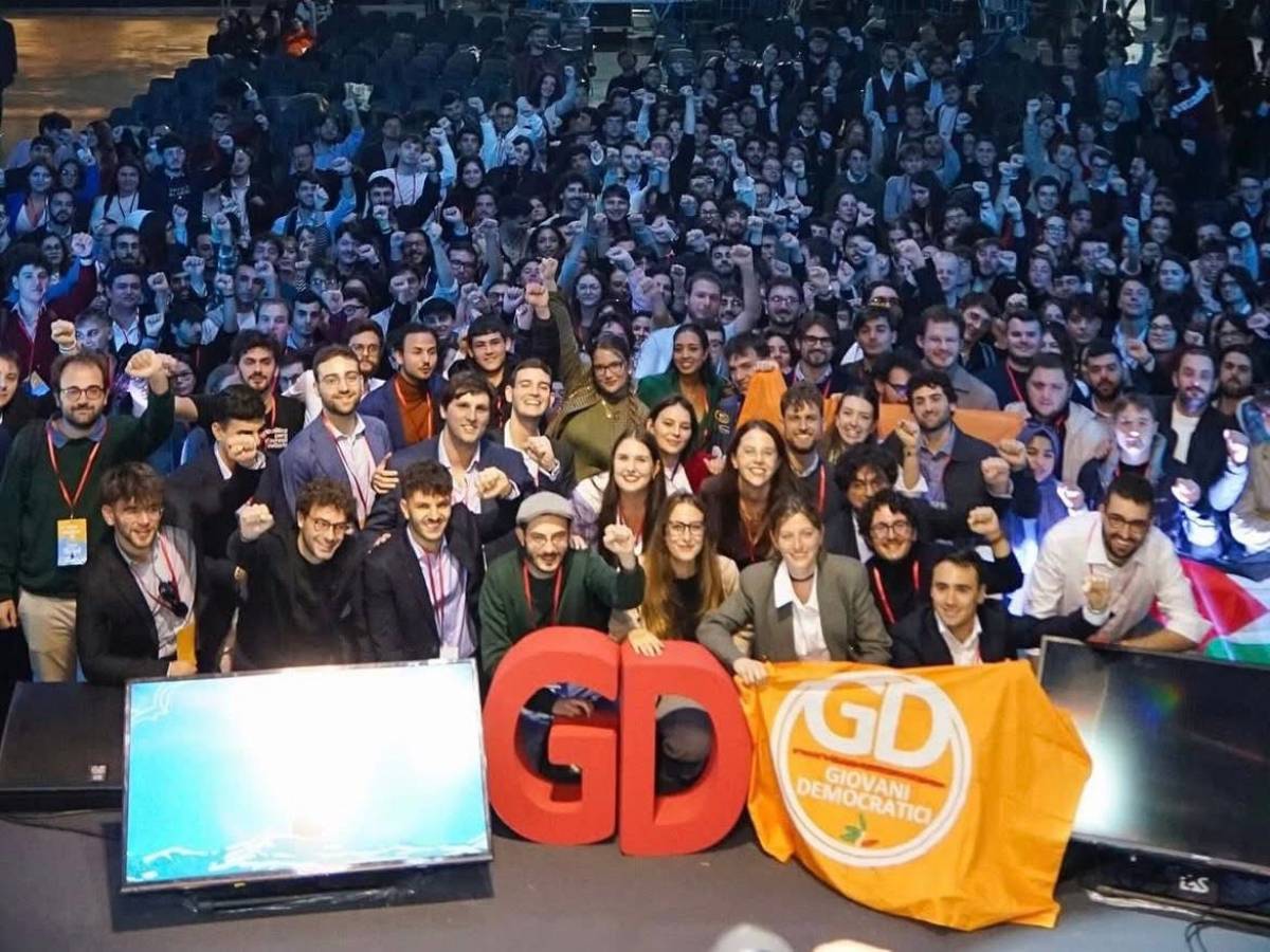 Polemica sul pugno chiuso al congresso dei giovani Pd
