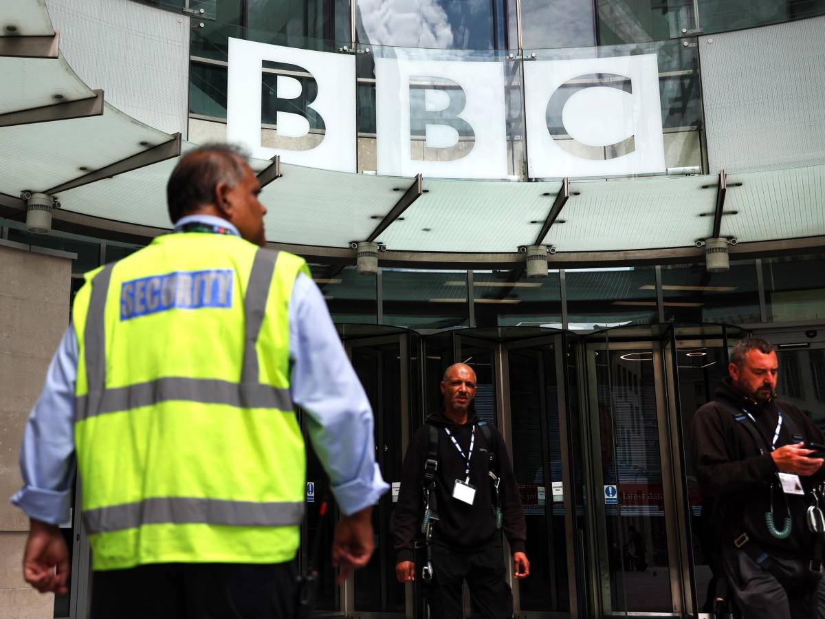 la frase taroccata le dimissioni e la minaccia di azioni legali scontro di fuoco bbc trump