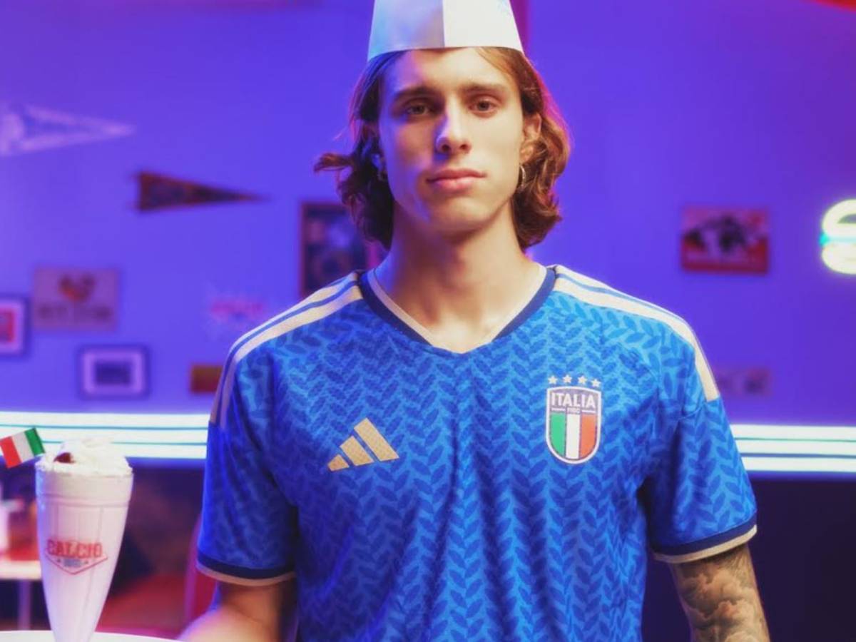 adidas e figc presentano calcio diner con calafiori nelle vesti di cameriere