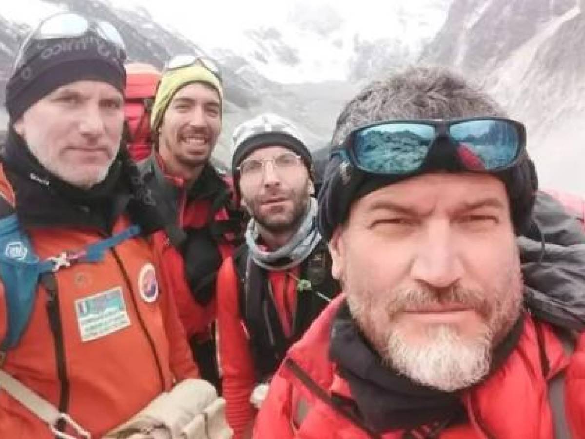 Alpinisti italiani dispersi in Nepal, gli sherpa interrompono le ricerche
