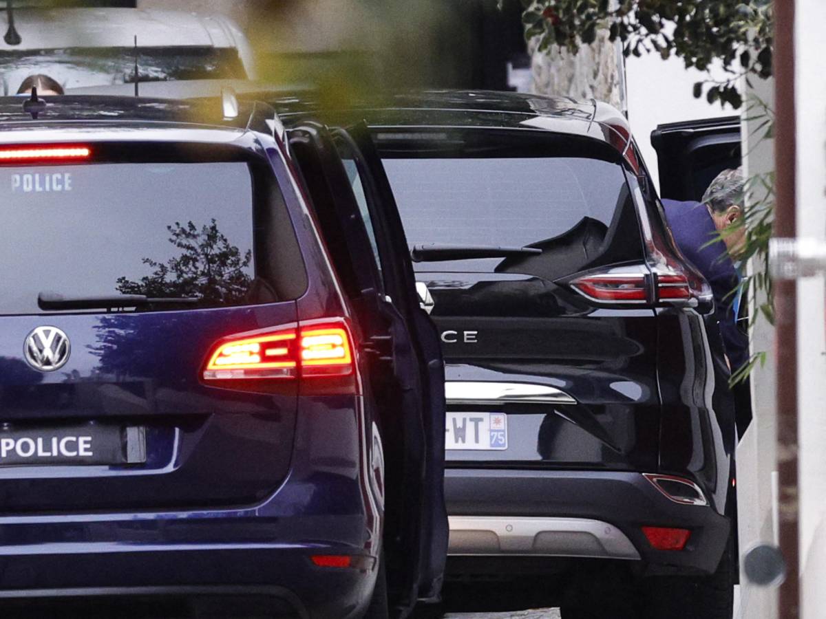 Sarkò in libertà vigilata: "È stata dura" Sarkò in libertà vigilata: "È stata dura"