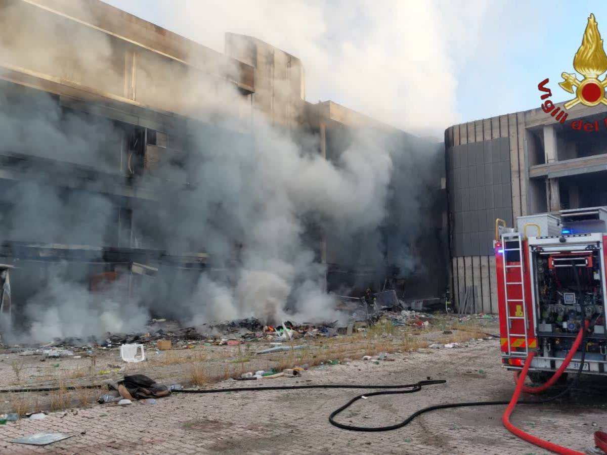 Fiamme in un edificio occupato, persone all