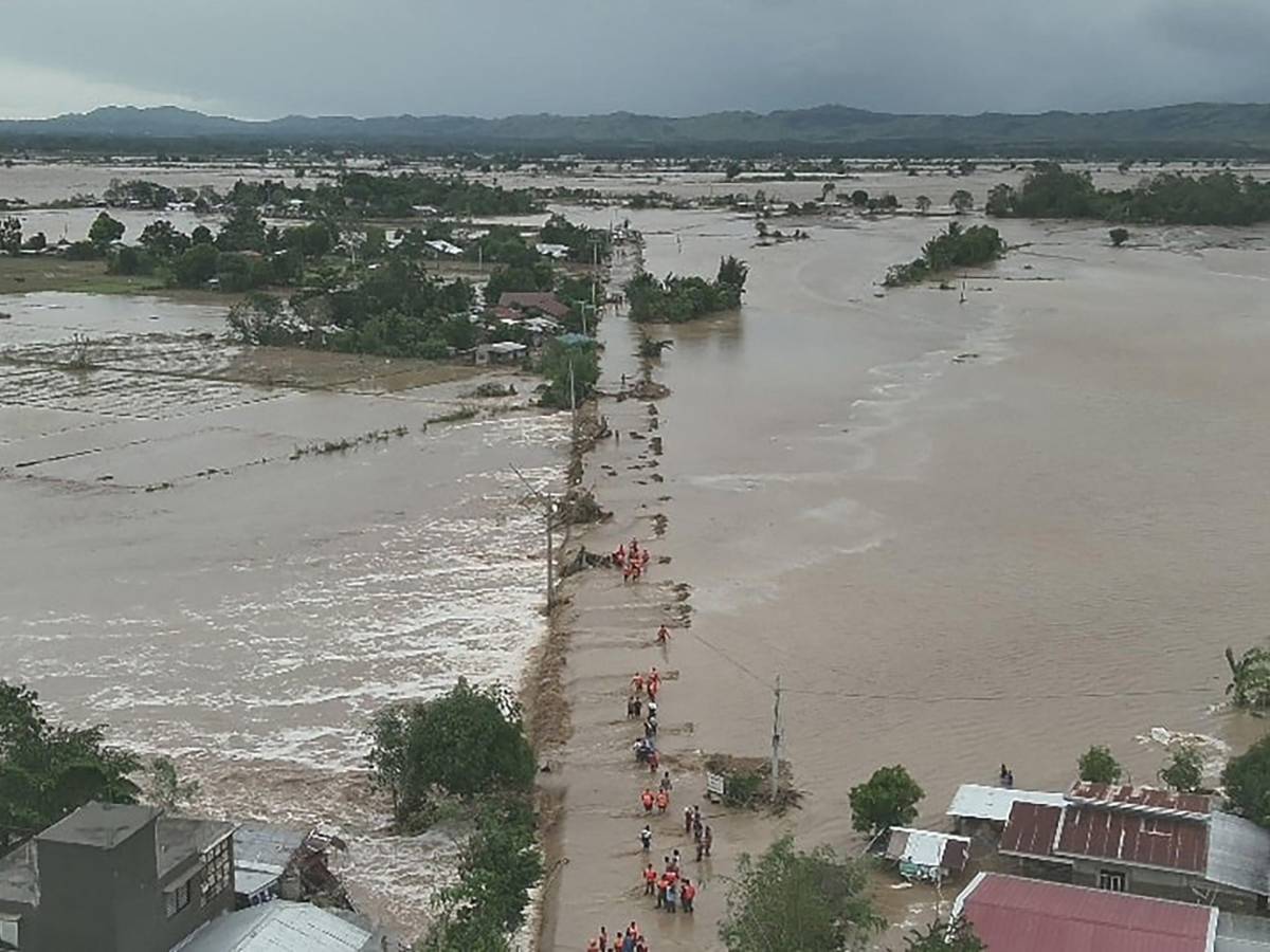 filippine in ginocchio per il tifone fung wong 14 milioni di sfollati si fa la conta dei morti da Ilgiornale.it filippine in ginocchio per il tifone fung wong 14 milioni di sfollati si fa la conta dei morti