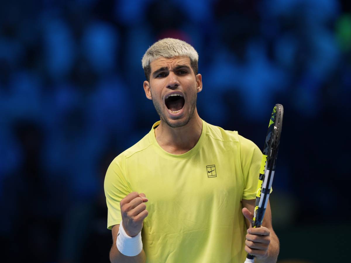 Atp Finals, la rimonta di Alcaraz: Fritz sconfitto in tre set, lo spagnolo vede semifinale e 1° posto