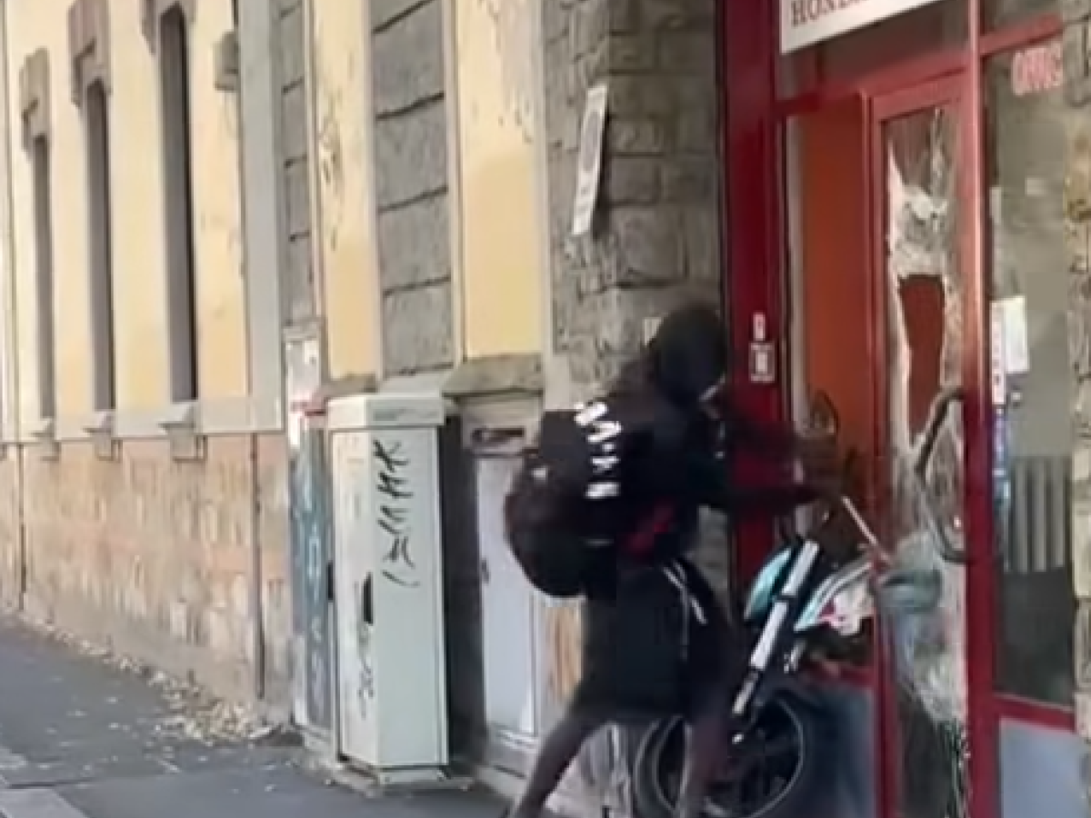 spacca la vetrina con l aspirapolvere e minaccia i passanti la follia dello straniero da Ilgiornale.it spacca la vetrina con l aspirapolvere e minaccia i passanti la follia dello straniero