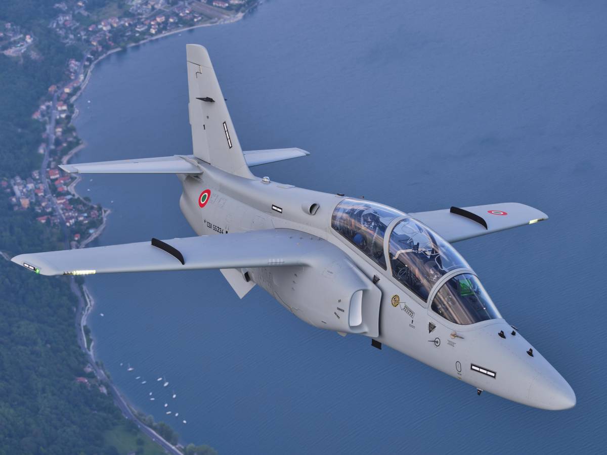 leonardo al decollo il jet dei cadetti