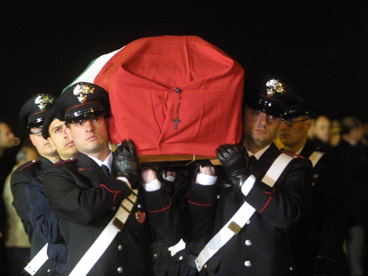 nessun lutto per i militari di nassiriya il lo sfregio degli studenti rossi