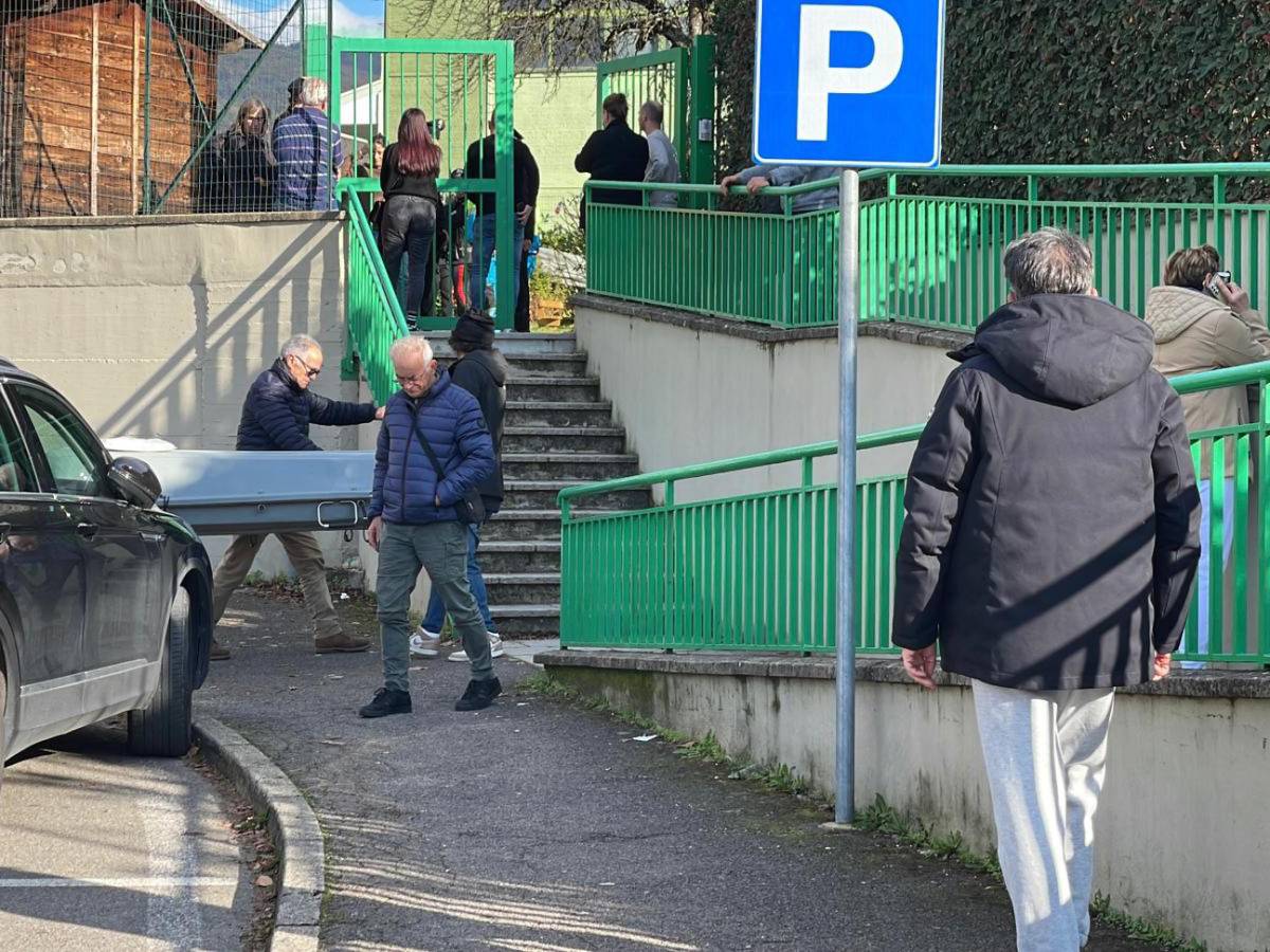 A 2 anni resta impigliato in un ramo e muore soffocato all A 2 anni resta impigliato in un ramo e muore soffocato all