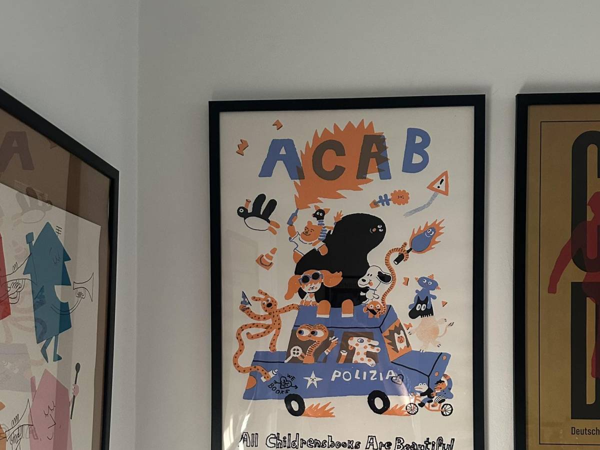 Ferrara, consigliera si collega con il poster Acab: "Vuol dire tutti i libri...". Ira dei poliziotti Ferrara, consigliera si collega con il poster Acab: "Vuol dire tutti i libri...". Ira dei poliziotti