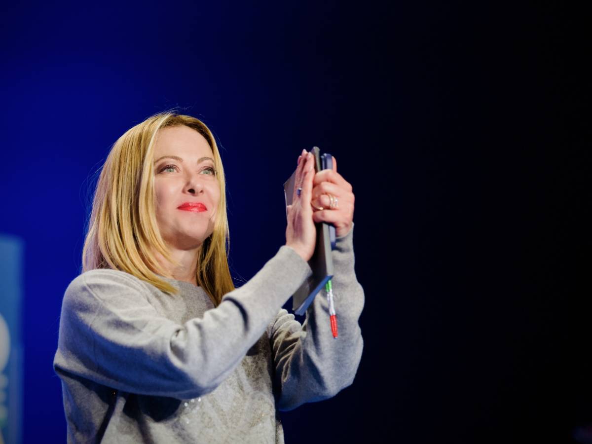 "Fico e De Luca meno nobili della commedia napoletana". Meloni lancia la volata in Campania "Fico e De Luca meno nobili della commedia napoletana". Meloni lancia la volata in Campania