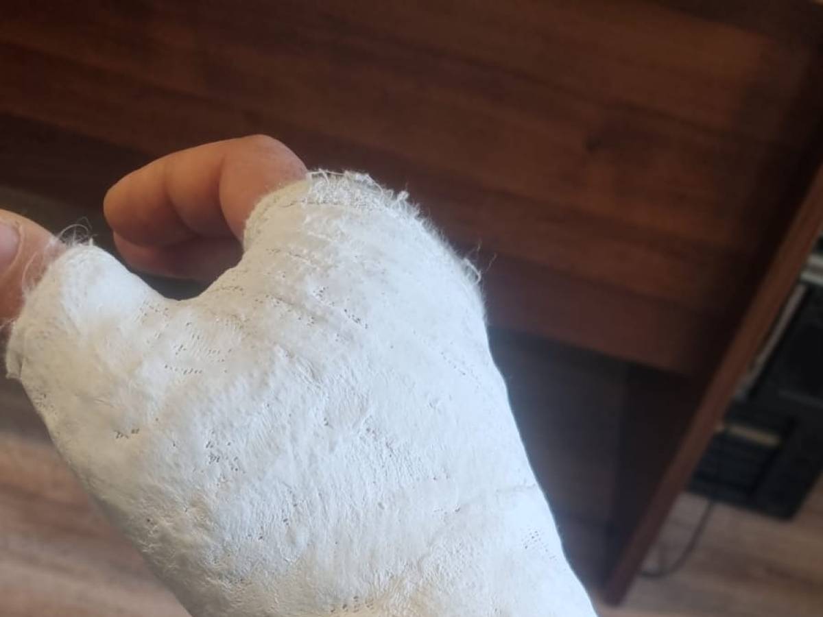 agenti fermano straniero dopo un furto ma i passanti protestano