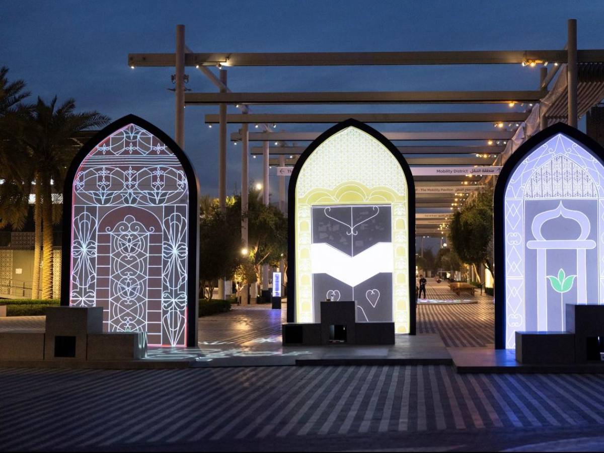 gli artisti accendono expo city dubai con opere di luce