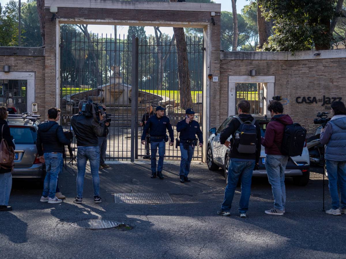 Le ruspe scavano sotto la Casa del Jazz. "Può esserci il corpo del giudice Adinolfi" Le ruspe scavano sotto la Casa del Jazz. "Può esserci il corpo del giudice Adinolfi"