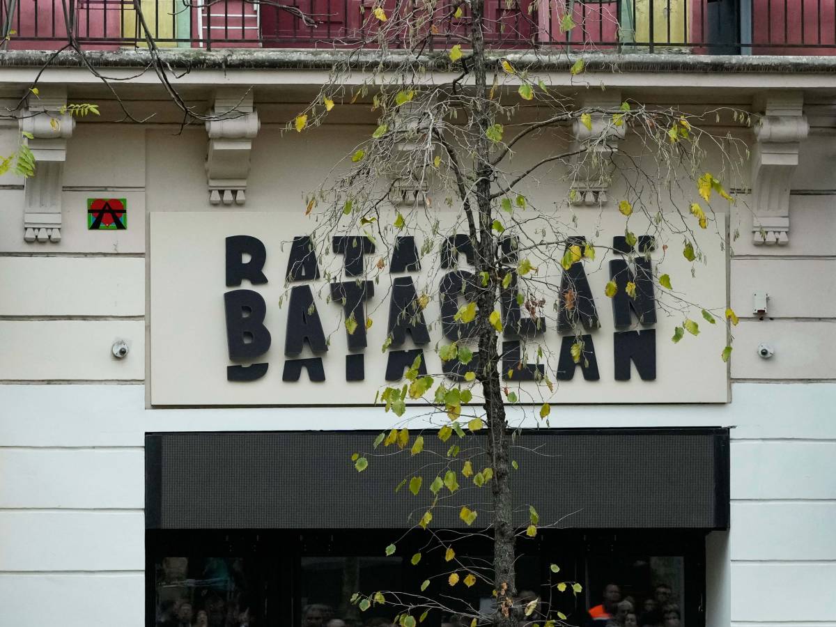 Bataclan, la Francia ricorda gli attentati. Macron: "La Repubblica ha resistito"