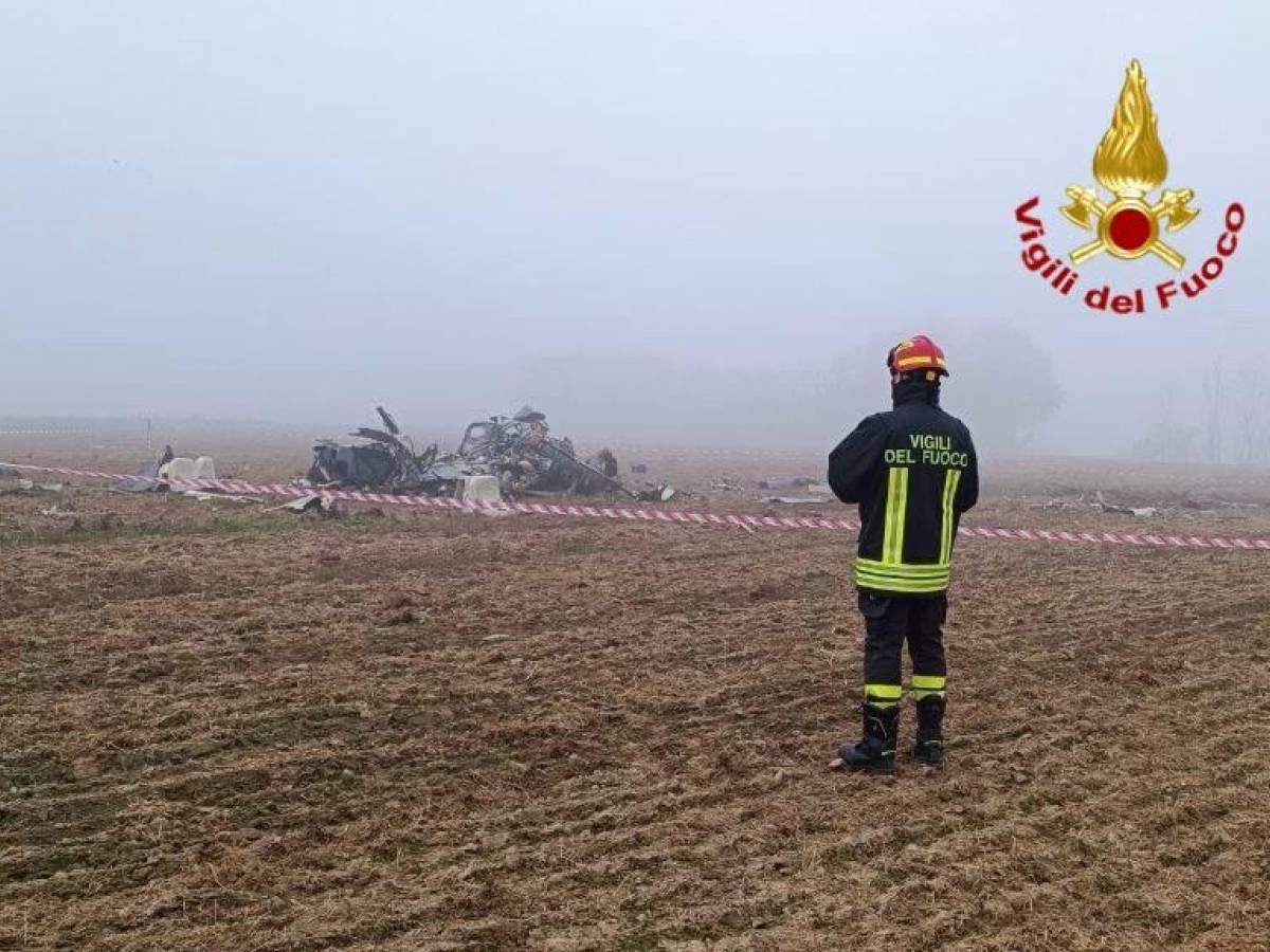 Elicottero colpisce un traliccio Enel e precipita nelle campagne del Mantovano: morto il pilota Elicottero colpisce un traliccio Enel e precipita nelle campagne del Mantovano: morto il pilota