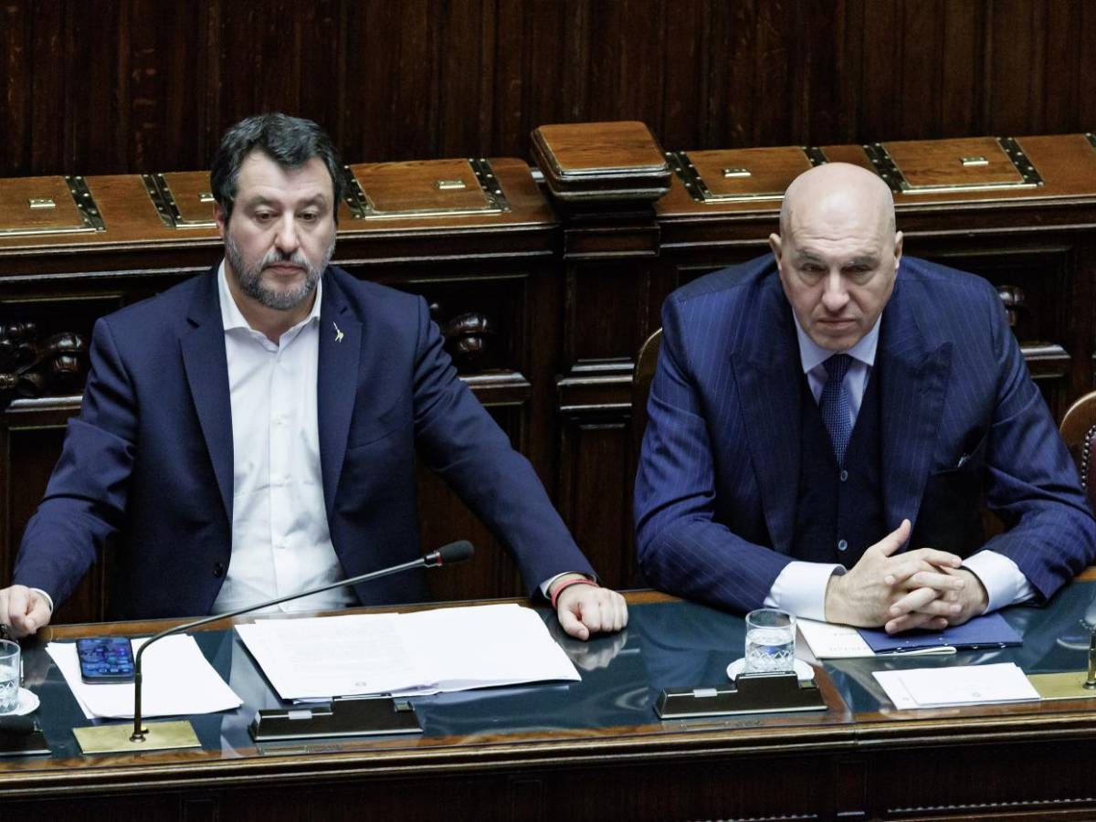 Salvini: "Ucraina? No armi ai corrotti". Crosetto frena: "Non giudico per due casi" Salvini: "Ucraina? No armi ai corrotti". Crosetto frena: "Non giudico per due casi"