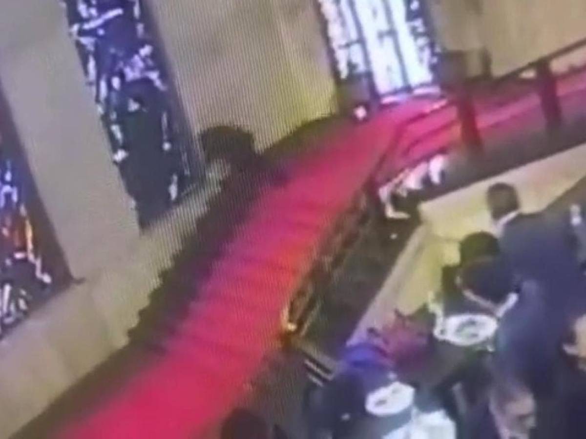 Inciampa e sfonda la vetrata di Sironi: disavventura per un assessore sardo Inciampa e sfonda la vetrata di Sironi: disavventura per un assessore sardo