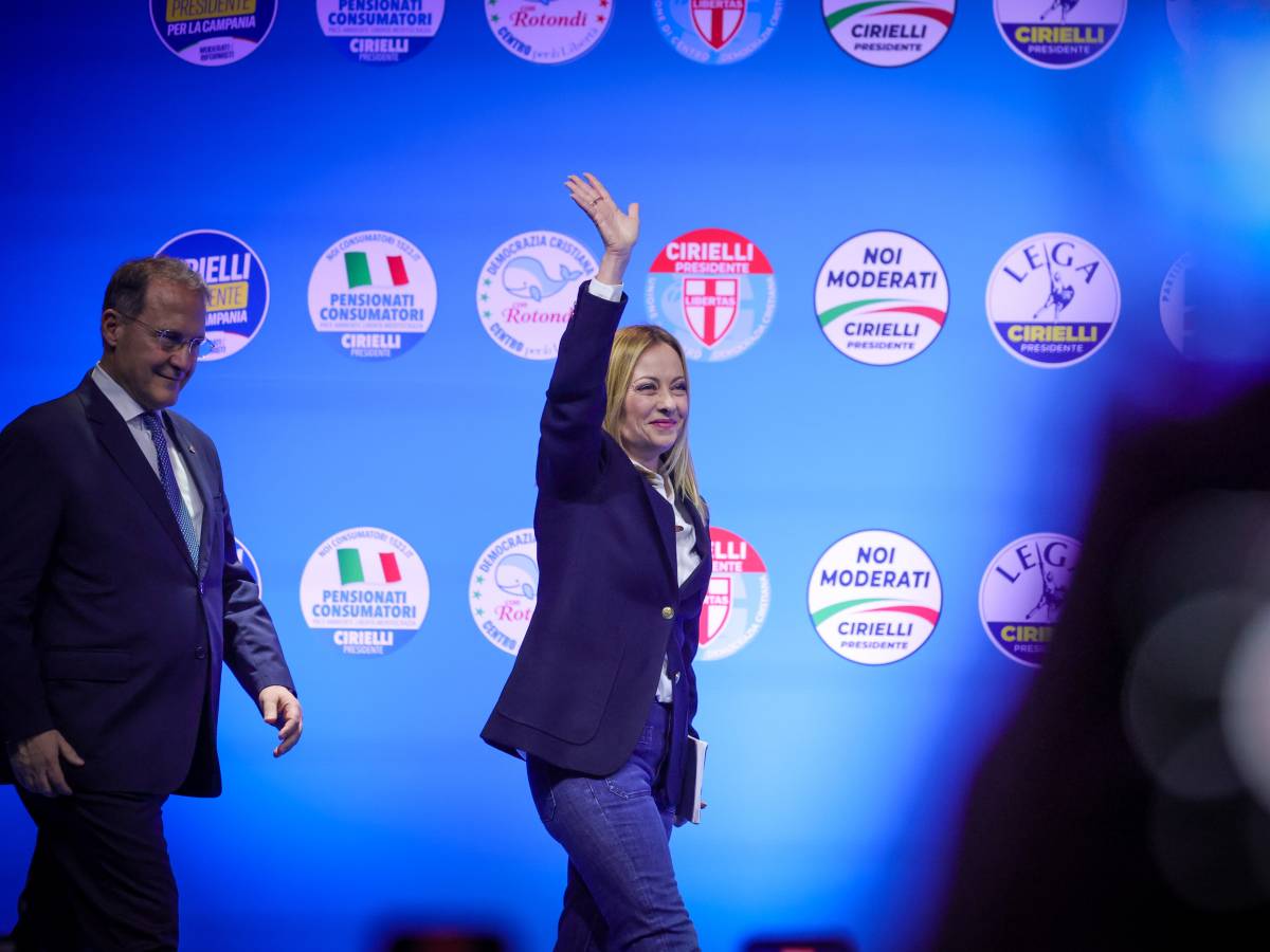 "Fascistelli in gita". Il Pd insulta Meloni per il coro ironico "Fascistelli in gita". Il Pd insulta Meloni per il coro ironico