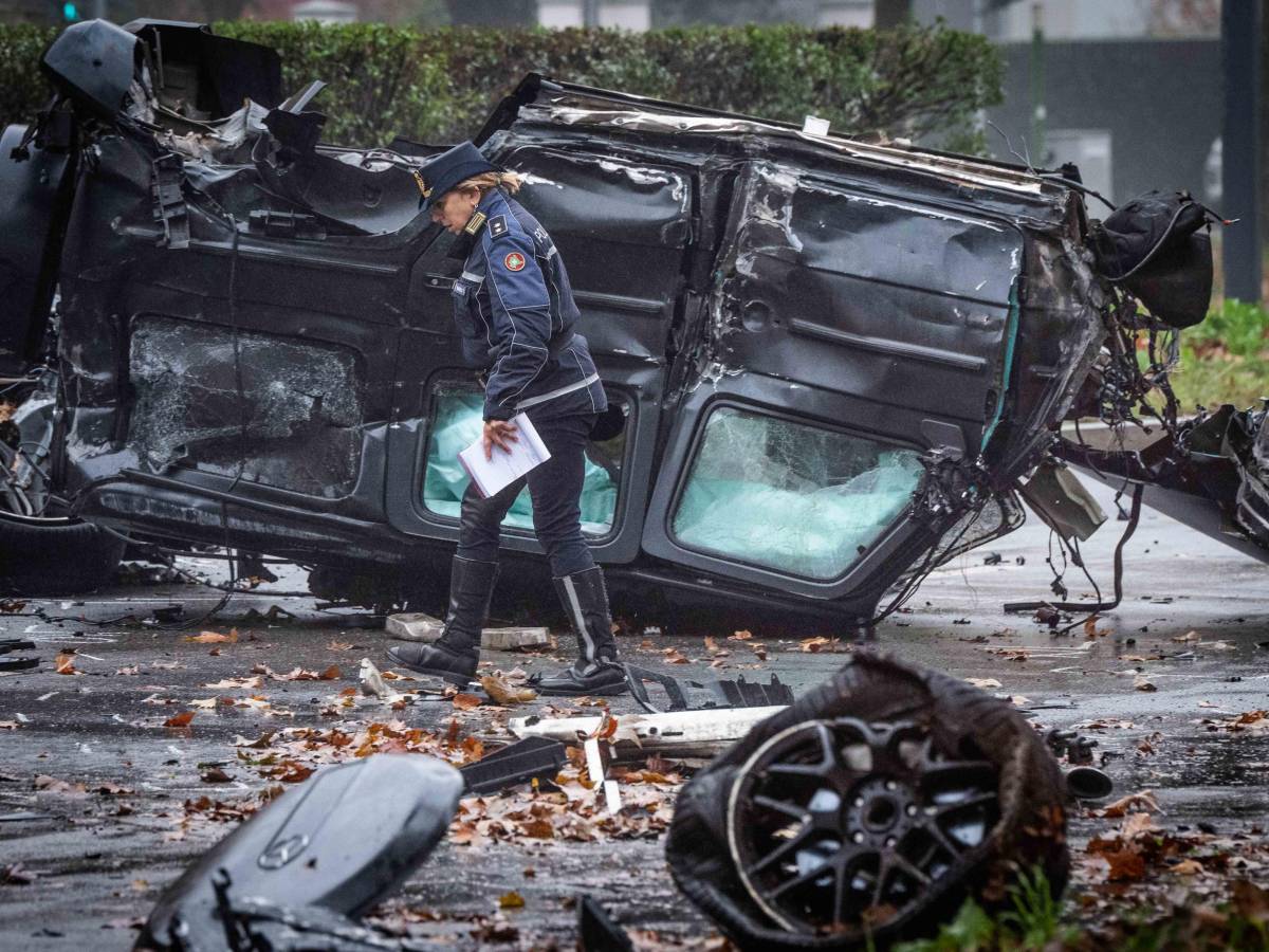 Lo scontro, il suv ribaltato, le auto disintegrate: un 21enne in fin di vita a Milano Lo scontro, il suv ribaltato, le auto disintegrate: un 21enne in fin di vita a Milano