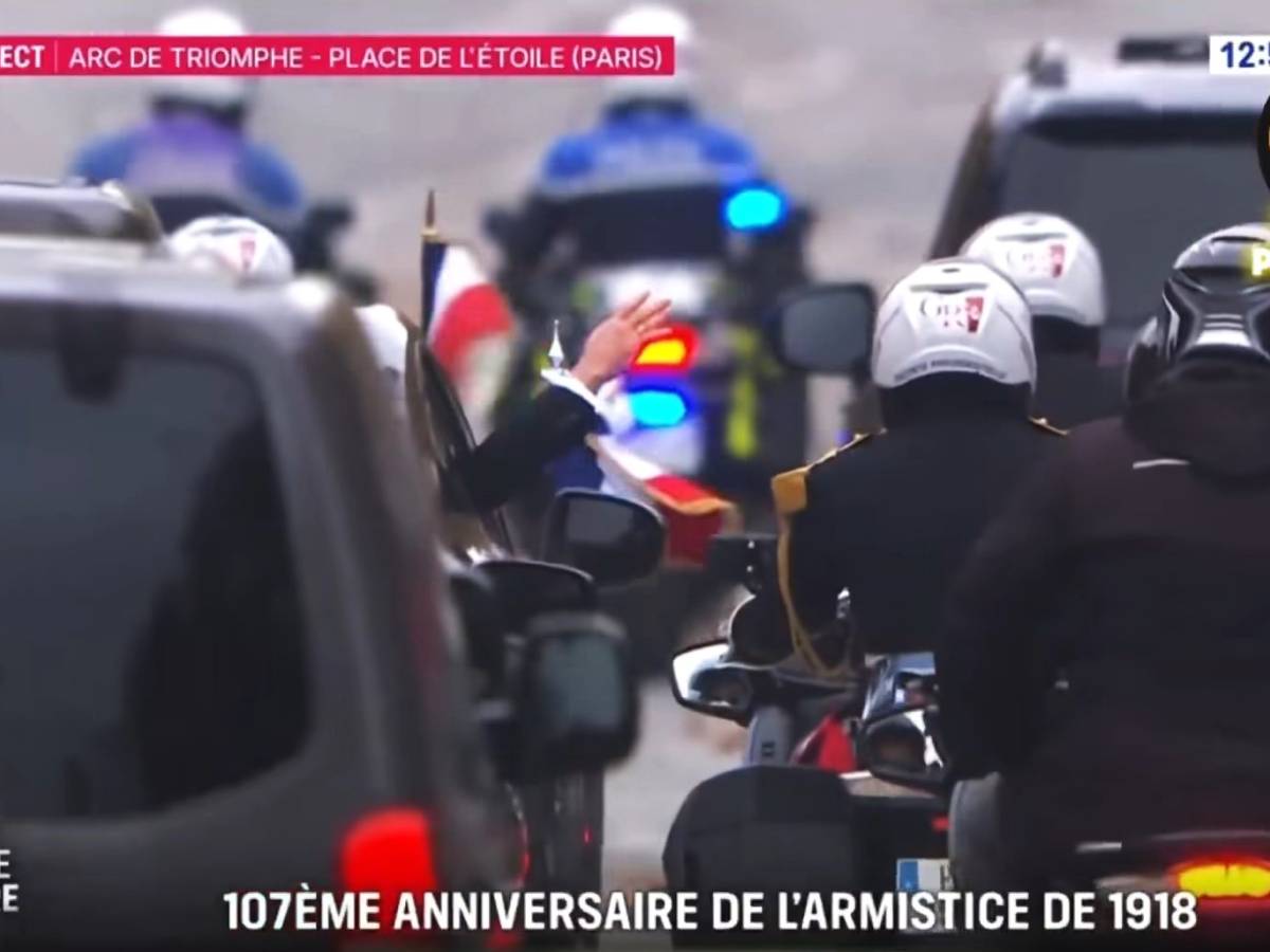 Nuova figuraccia per Macron: apre il finestrino per salutare la folla ma non c