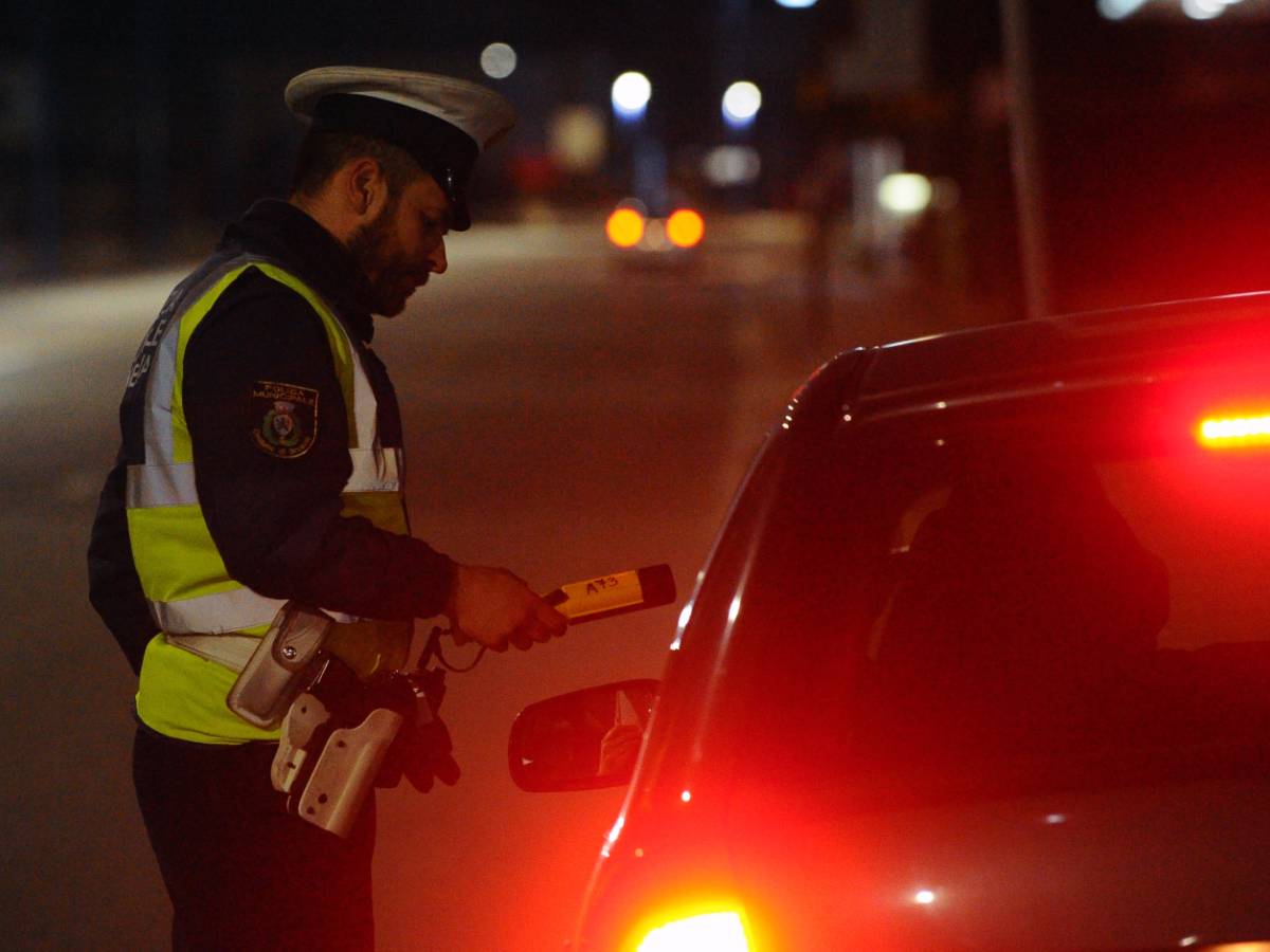 Beccato ubriaco alla guida, arriva un taxi. Ma pure il tassista è positivo all Beccato ubriaco alla guida, arriva un taxi. Ma pure il tassista è positivo all