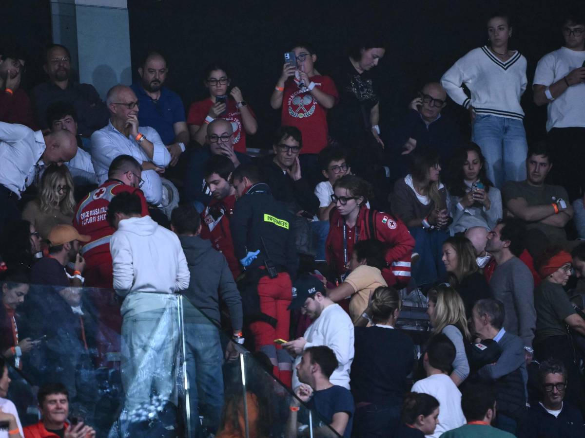 Atp Finals, malore sugli spalti durante la finale Sinner Alcaraz. Ecco cosa è successo Atp Finals, malore sugli spalti durante la finale Sinner Alcaraz. Ecco cosa è successo