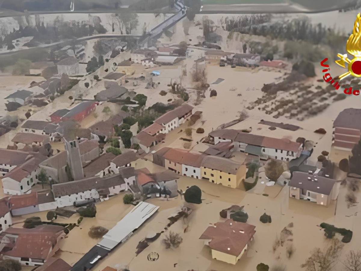 Frana colpisce una casa: trovato il corpo dei due dispersi. Straripa il fiume Torre: persone in fuga sui tetti Frana colpisce una casa: trovato il corpo dei due dispersi. Straripa il fiume Torre: persone in fuga sui tetti