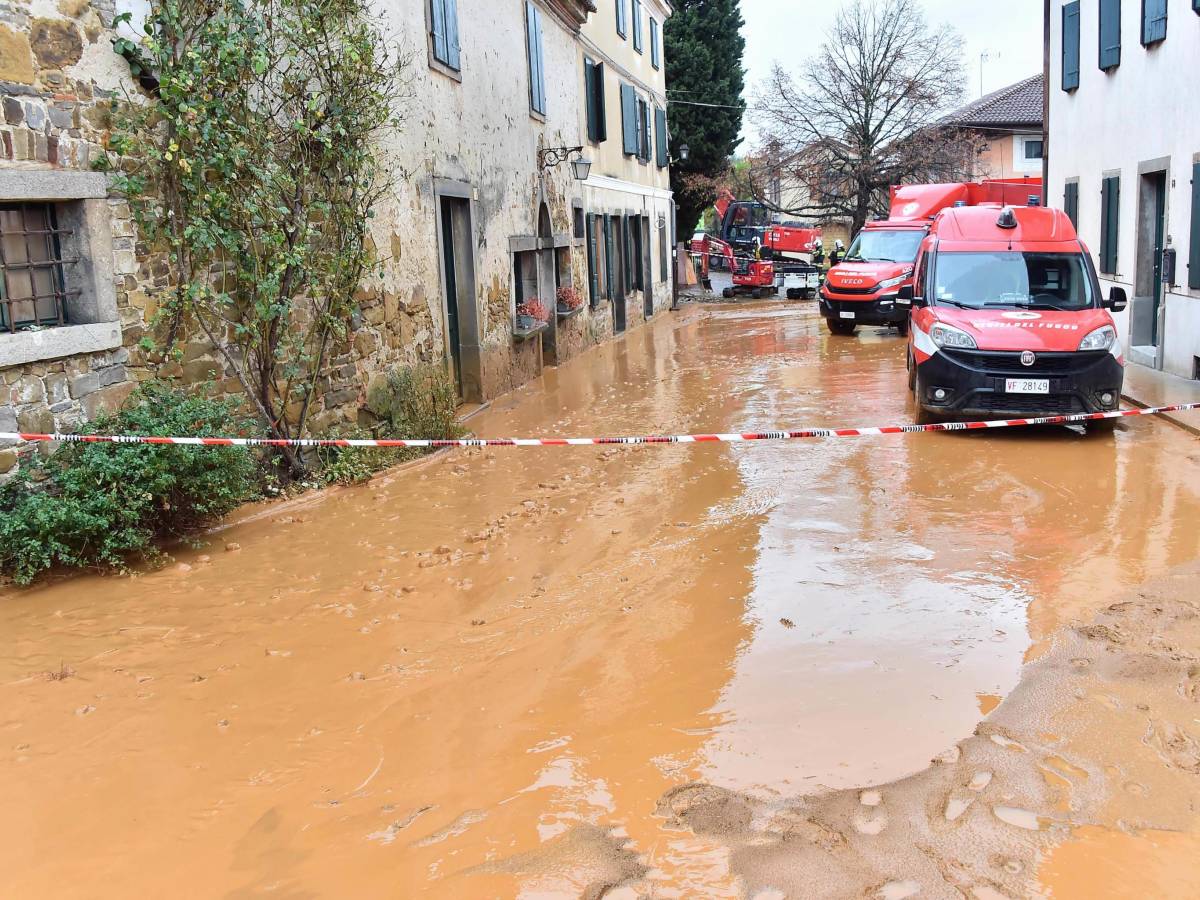 In Friuli un inferno di fango. Due i morti e 300 gli sfollati In Friuli un inferno di fango. Due i morti e 300 gli sfollati
