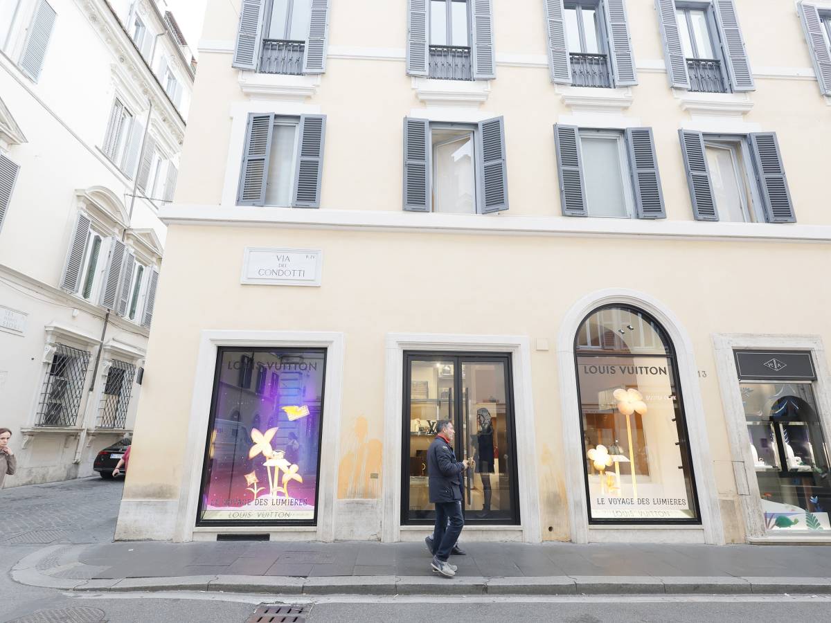 Spaccata da Louis Vuitton, colpo grosso nella notte: 300mila euro Spaccata da Louis Vuitton, colpo grosso nella notte: 300mila euro