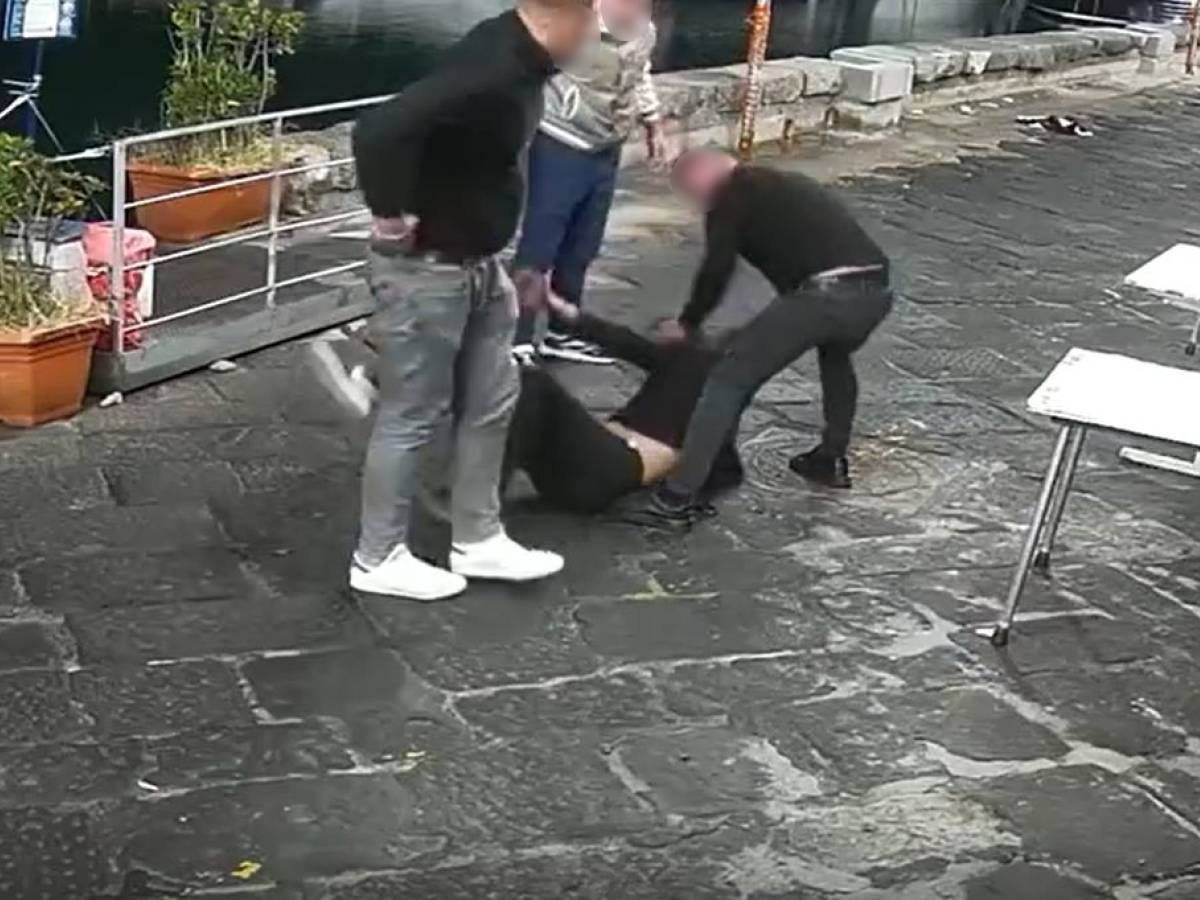violenza a ischia sordomuto intervenuto per salvare un ragazzo viene brutalmente picchiato da Ilgiornale.it violenza a ischia sordomuto intervenuto per salvare un ragazzo viene brutalmente picchiato