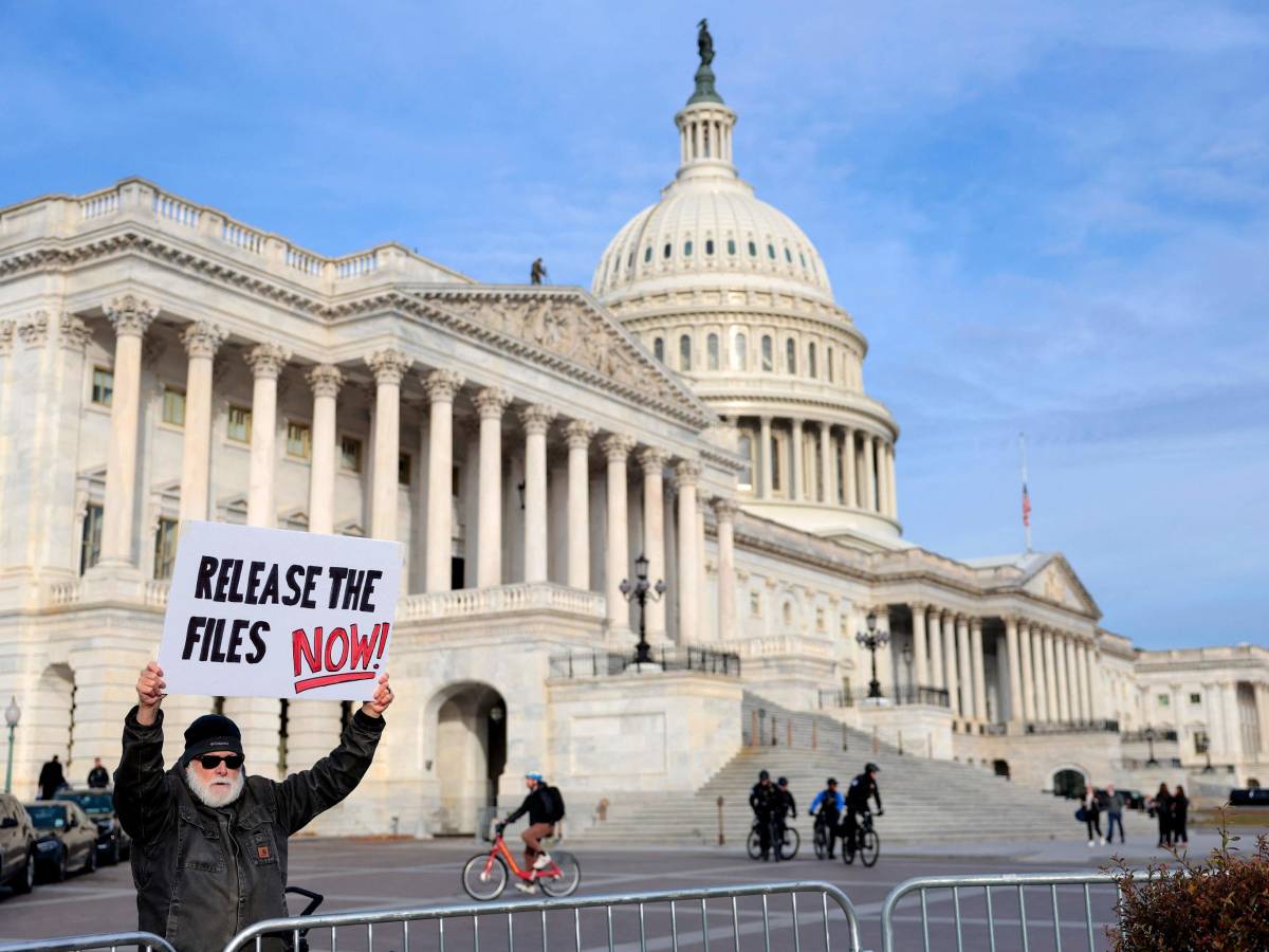 Caso Epstein, sì della Camera Usa alla pubblicazione dei file: cosa succede ora Caso Epstein, sì della Camera Usa alla pubblicazione dei file: cosa succede ora