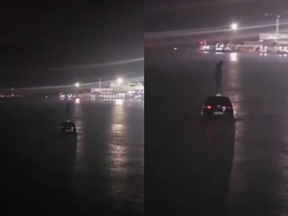 Cerca di salire sul traghetto e finisce in mare. Si salva salendo sul tettuccio Cerca di salire sul traghetto e finisce in mare. Si salva salendo sul tettuccio