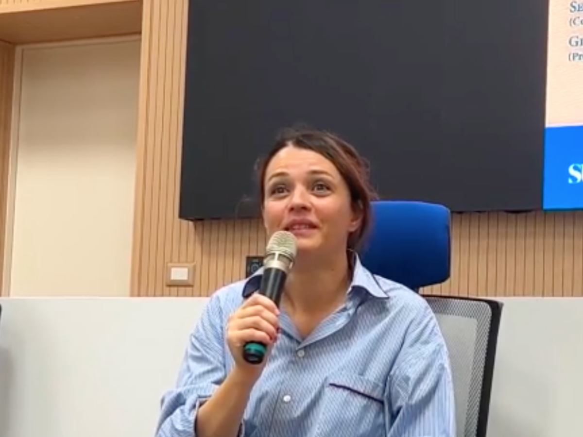 "Le escono gli occhi". Carmen Consoli fa il comizio all "Le escono gli occhi". Carmen Consoli fa il comizio all