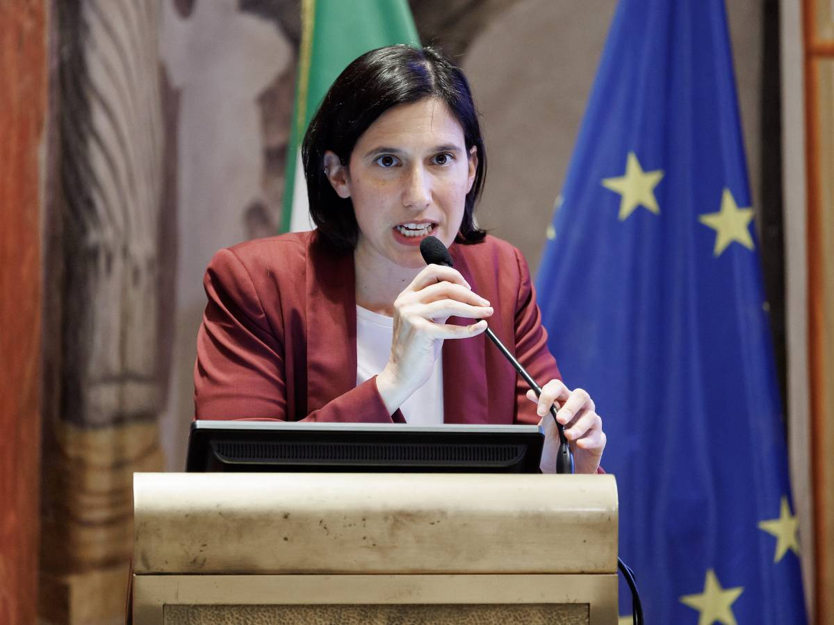 Ora la Schlein è in mezzo a due fuochi Ora la Schlein è in mezzo a due fuochi