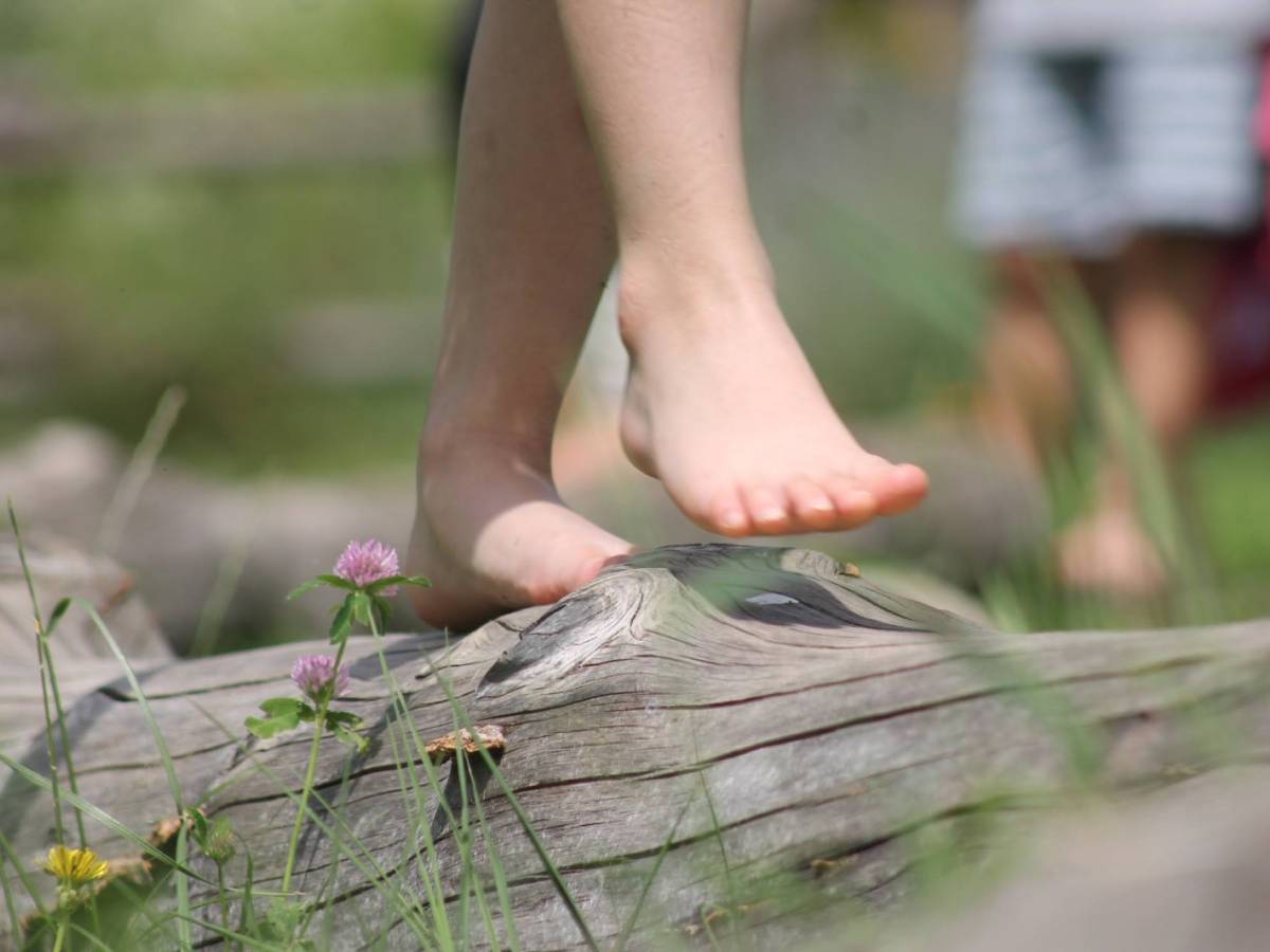 A piedi nudi tra natura e scienza: presentati i dati italiani che misurano gli effetti del barefooting