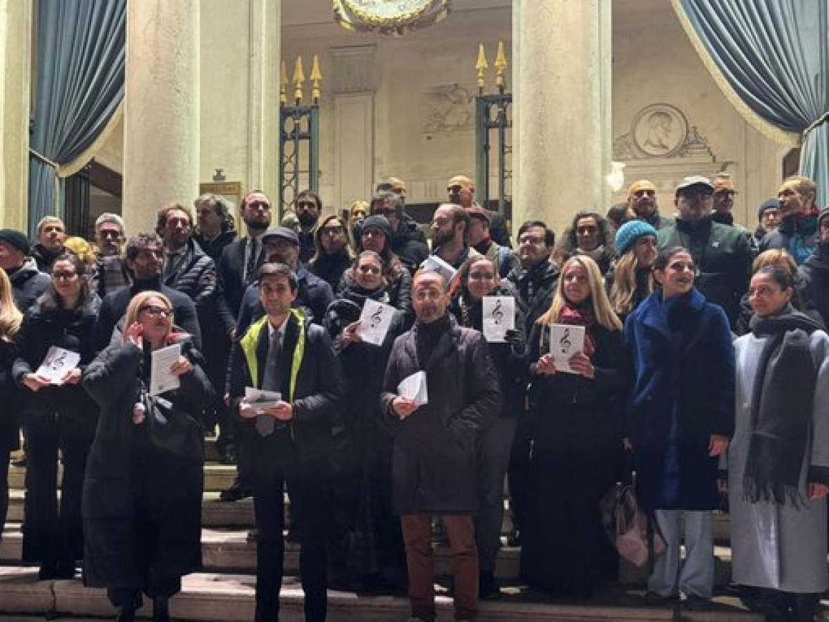 torna la protesta alla fenice volantini contro beatrice venezi alla prima della stagione lirica