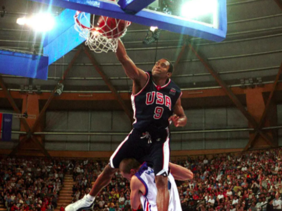 La "schiacciata della morte": 25 anni fa il folle volo di Vince Carter La "schiacciata della morte": 25 anni fa il folle volo di Vince Carter