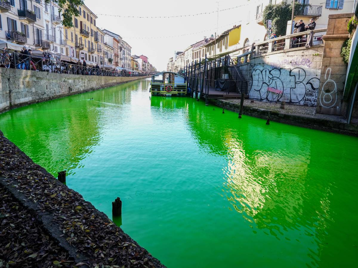 Cop 30, blitz degli ecoattivisti: colorate di verde le acque delle città