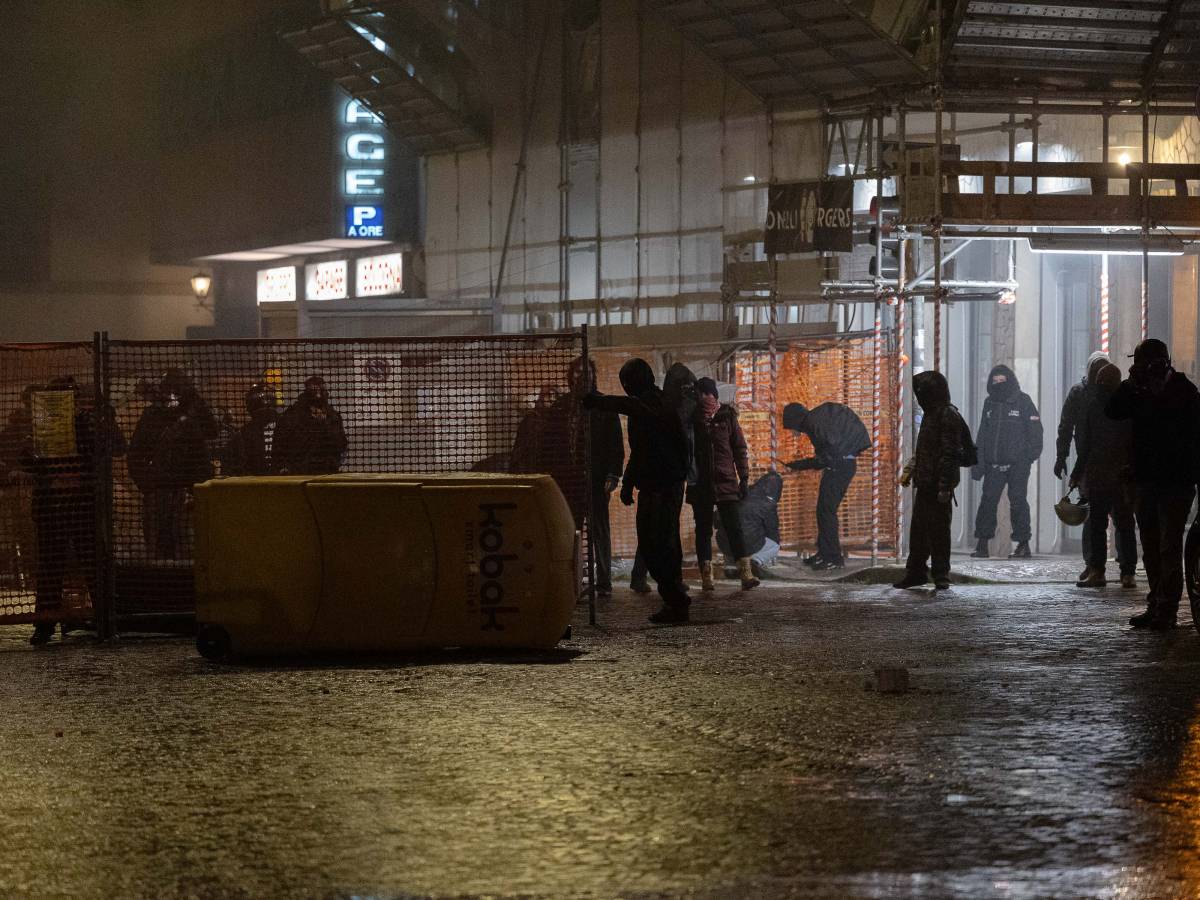 Azioni paramilitari, volti coperti e razzie: chi c Azioni paramilitari, volti coperti e razzie: chi c