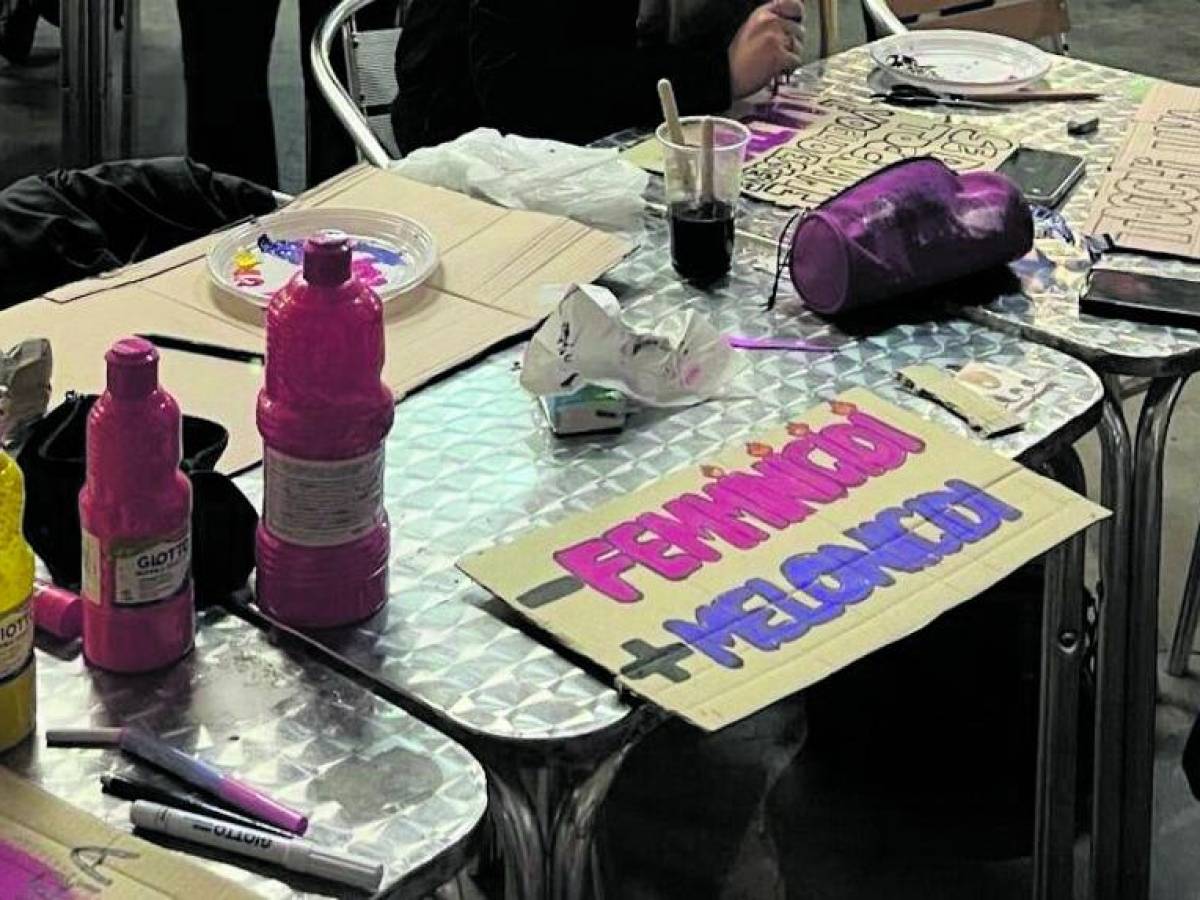 Le femministe contro una donna (Giorgia) Le femministe contro una donna (Giorgia)