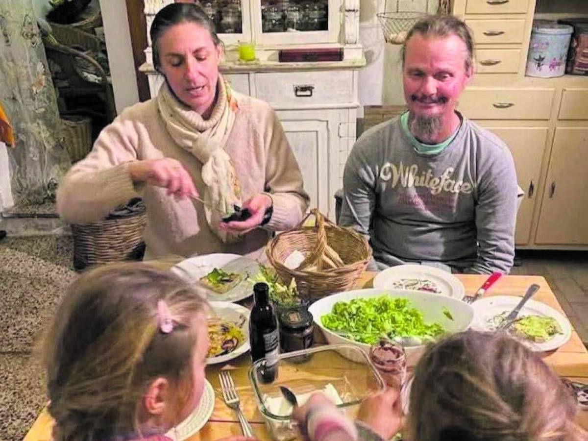 Parla il padre della famiglia nel bosco: "Riporterò a casa i miei figli" Parla il padre della famiglia nel bosco: "Riporterò a casa i miei figli"