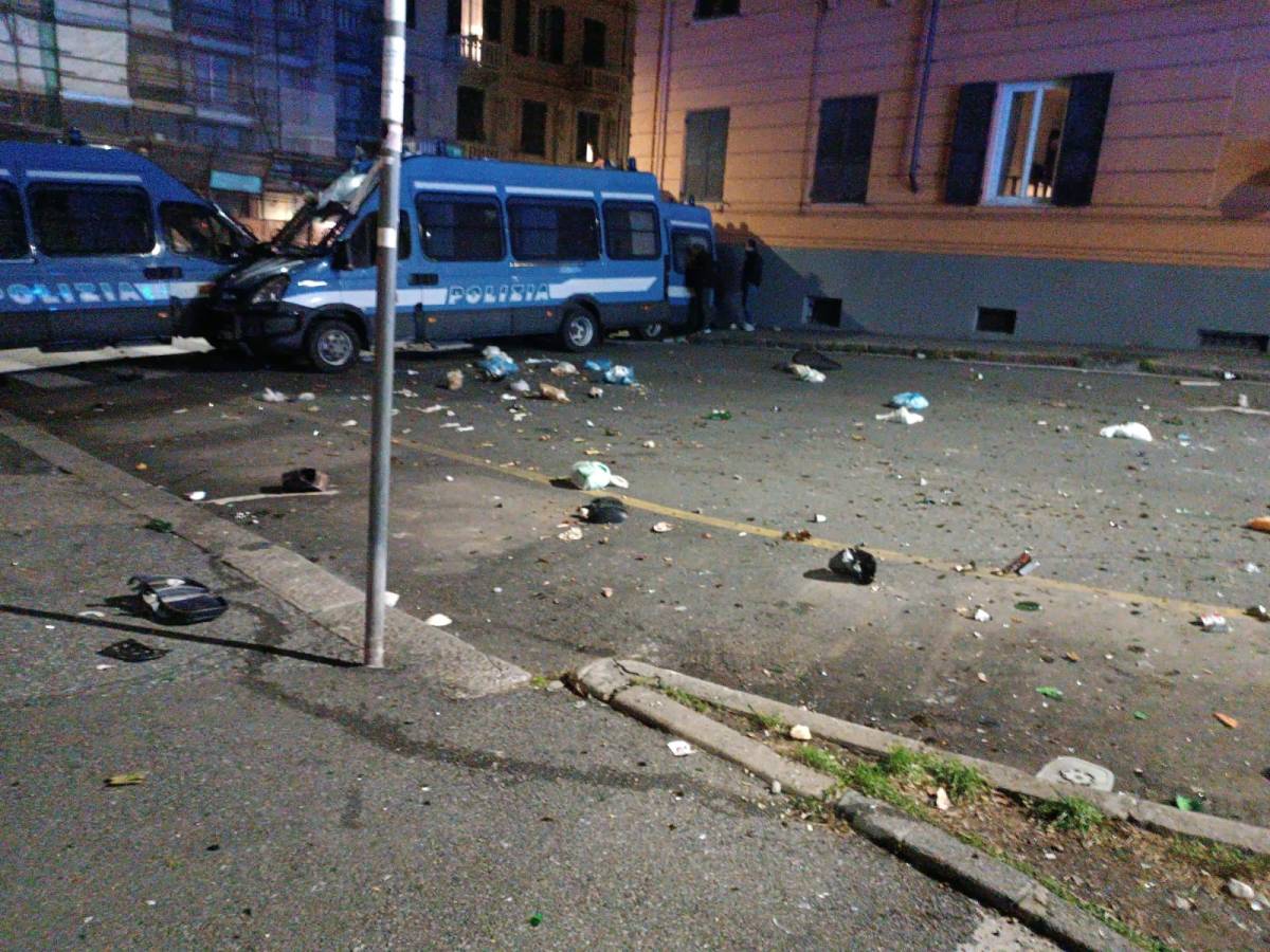 Genova, violenza antifa contro la polizia: otto agenti feriti Genova, violenza antifa contro la polizia: otto agenti feriti