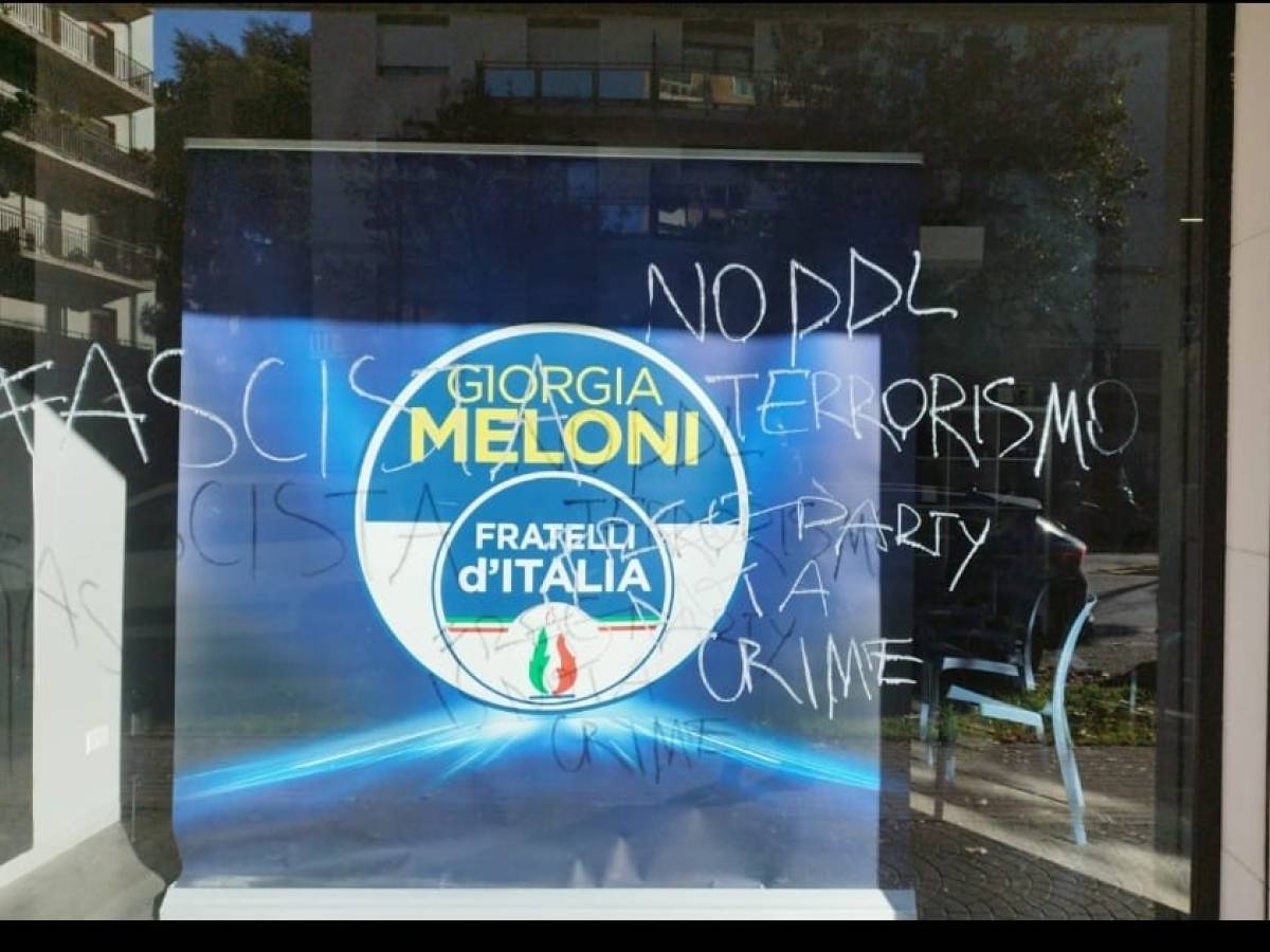 Veneto, vandalizzata la sede di FdI nel giorno del voto Veneto, vandalizzata la sede di FdI nel giorno del voto