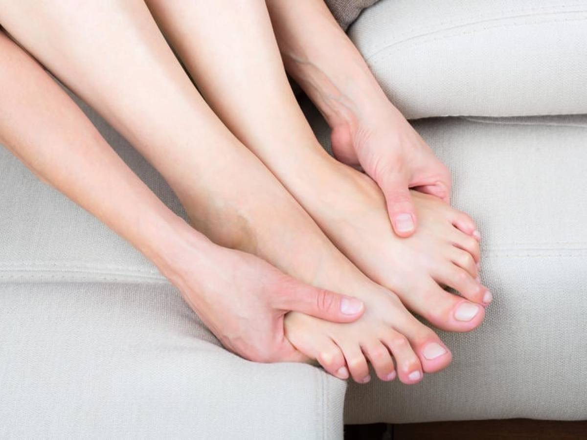 Cosa causa il gonfiore dei piedi?